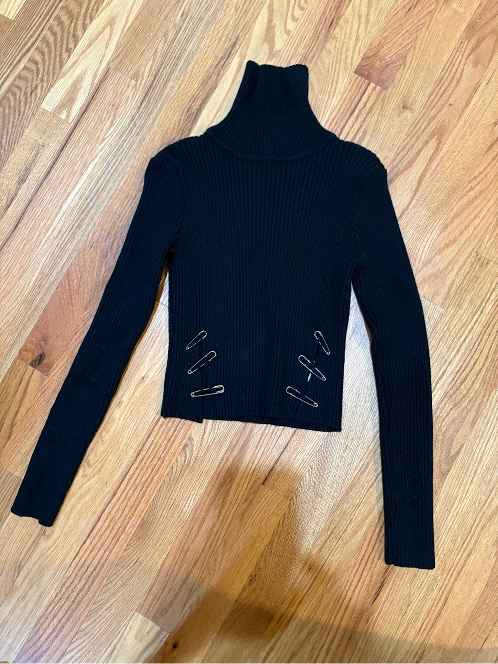 ▪️Cropped Ribbed Turtleneck with Safety Pins